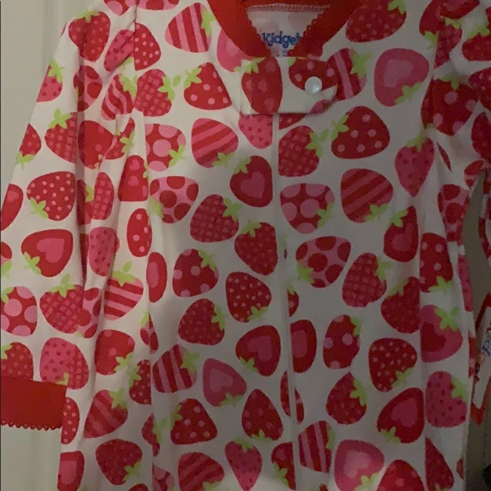 Strawberry 🍓 onesie pajamas - Picture 2 of 3